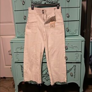 Sz10 White Ankle Cropped Jeans with Distressed Hem